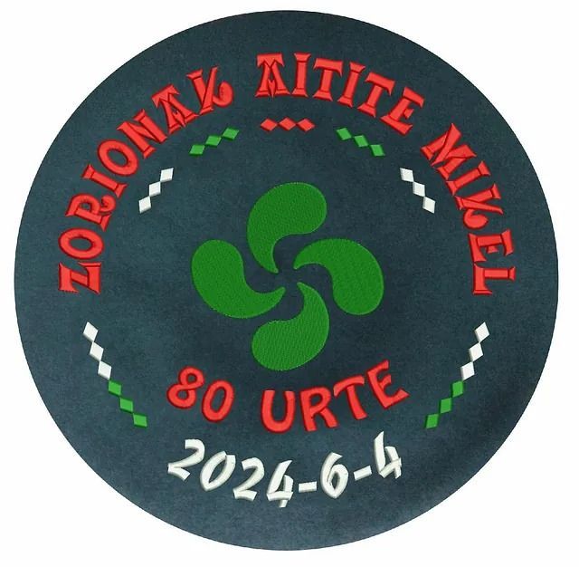 Un círculo negro con un símbolo verde y el año 2024-6-4