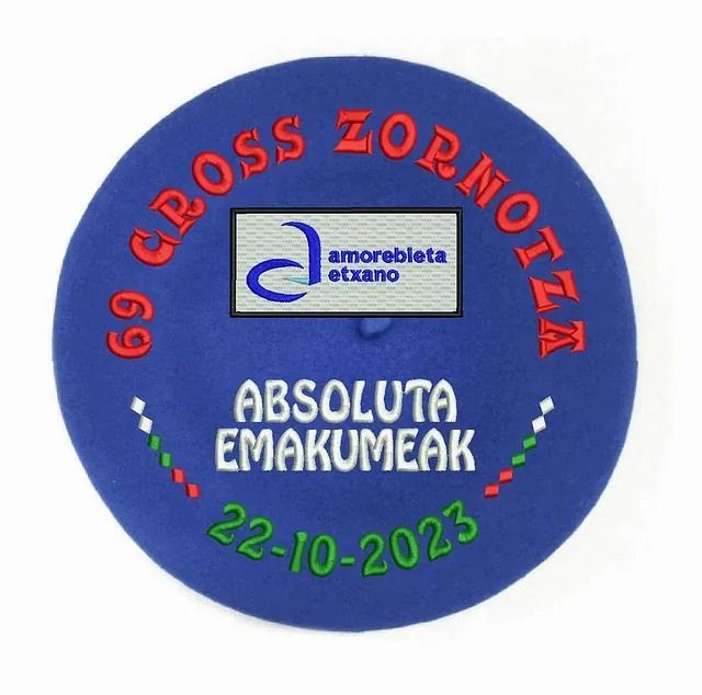 Una insignia azul que dice 