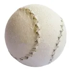 Un primer plano de una pelota de béisbol blanca con costuras.