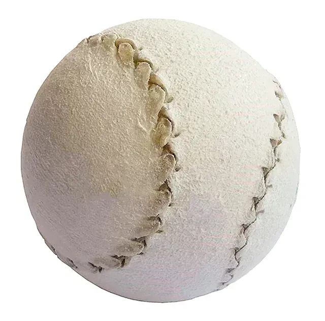 Un primer plano de una pelota de béisbol blanca con costuras.