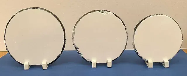 Tres platos blancos están sobre una mesa azul.