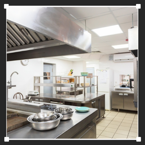 Una cocina con electrodomésticos de acero inoxidable y cuencos en la encimera.