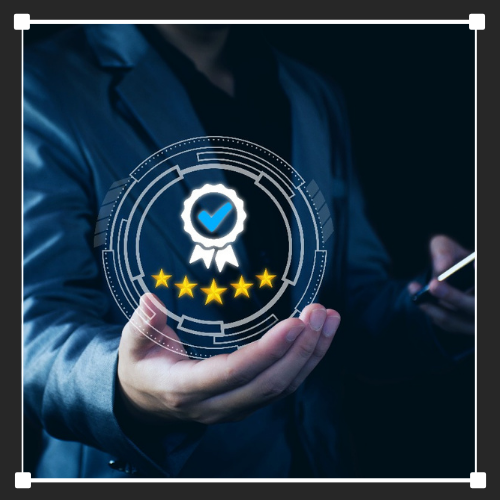 Un hombre sostiene un círculo con una marca de verificación y cinco estrellas.