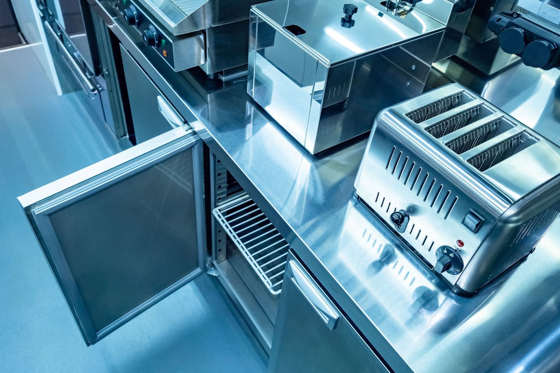 Una cocina con electrodomésticos de acero inoxidable, incluido un horno tostador.