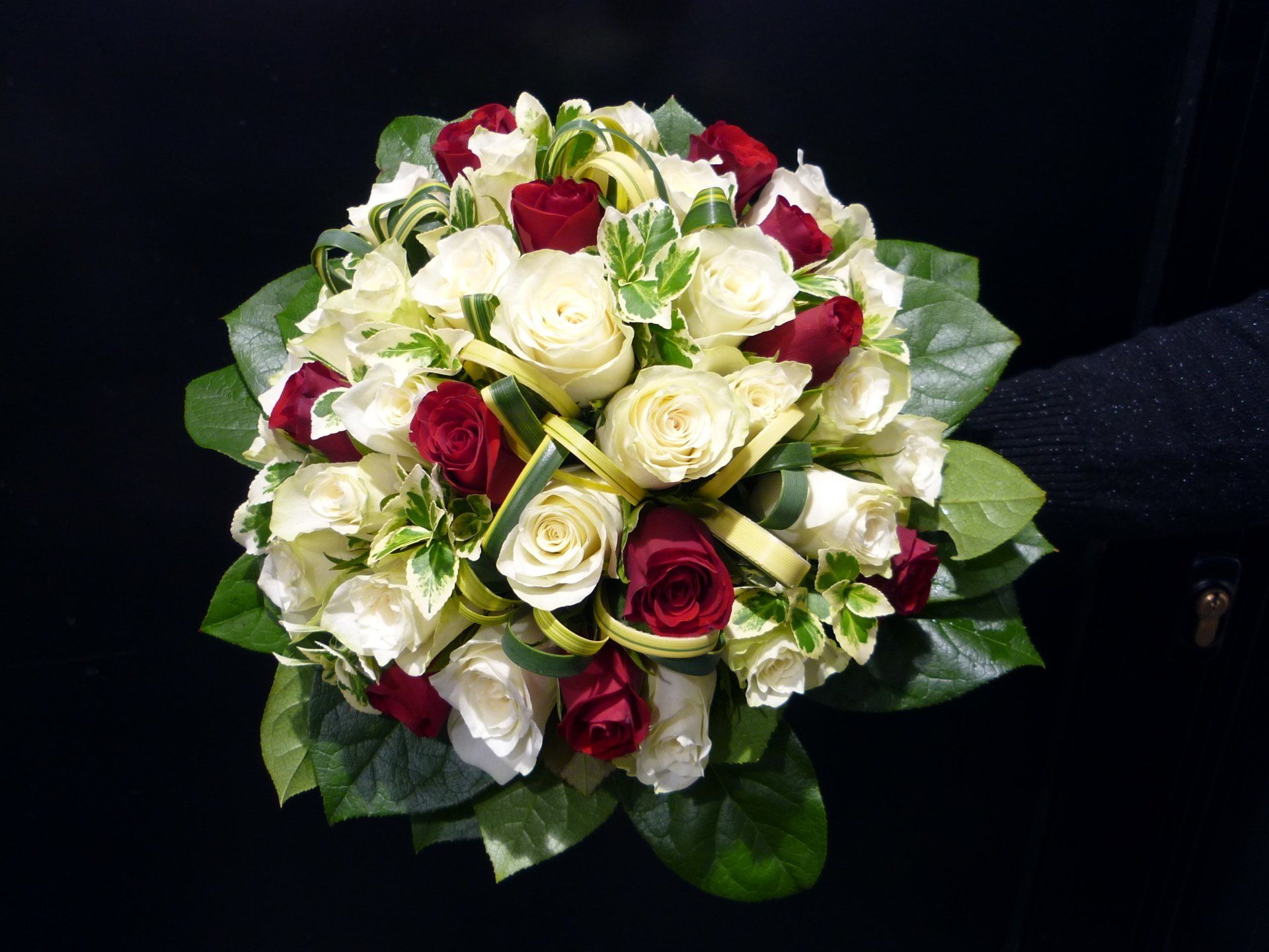 Bouquet de roses blanches et rouges