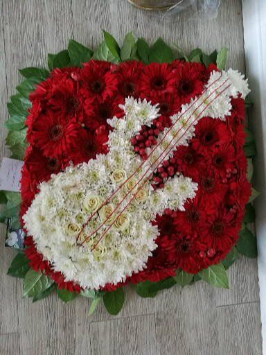 Bouquet en forme de guitare avec des fleurs rouges et blanches
