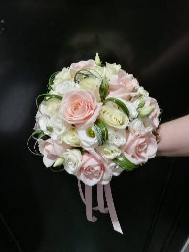 Bouquet de fleurs de mariée avec des roses blanches et roses pâles