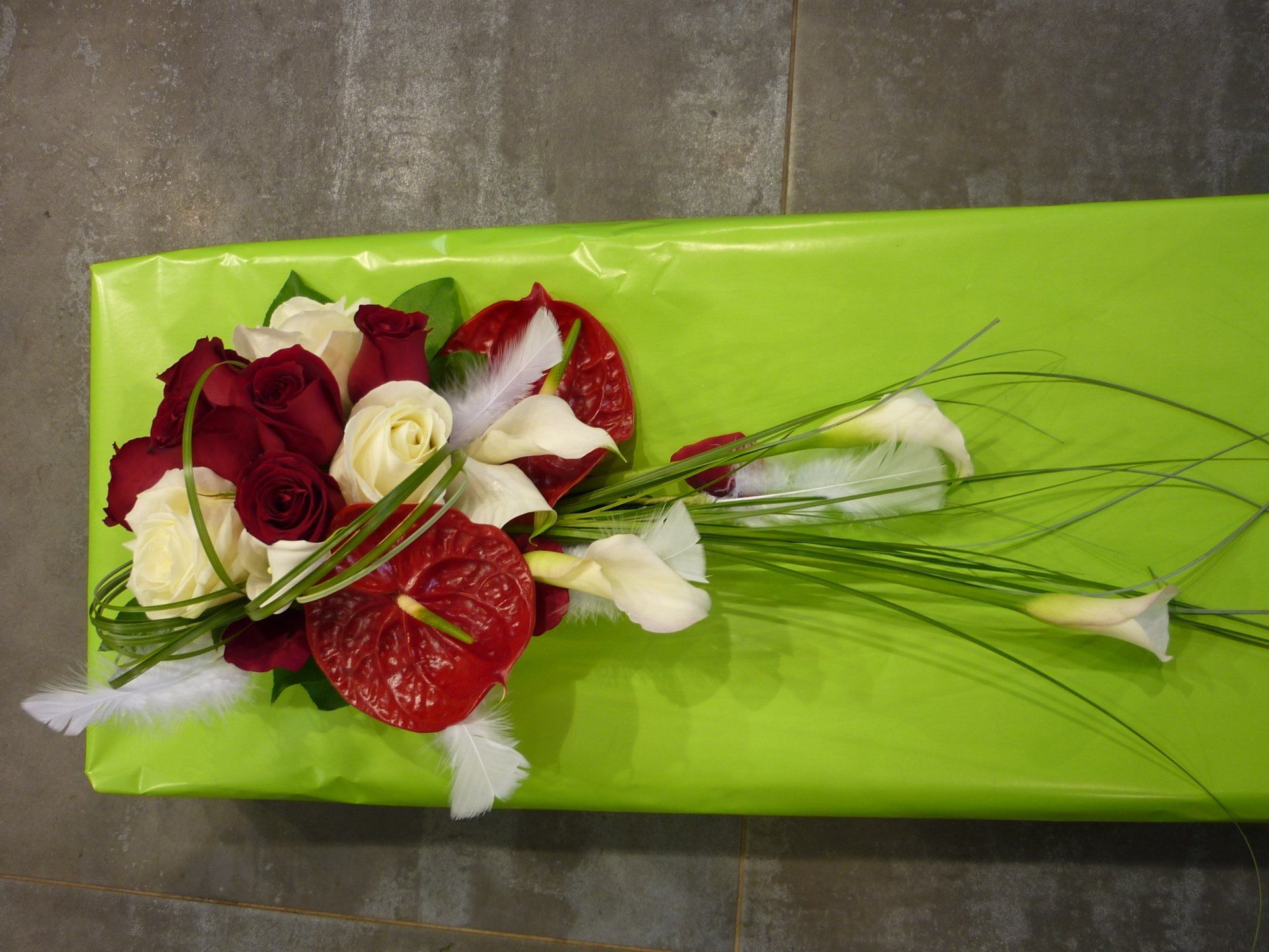 Bouquet de fleurs sur papier vert