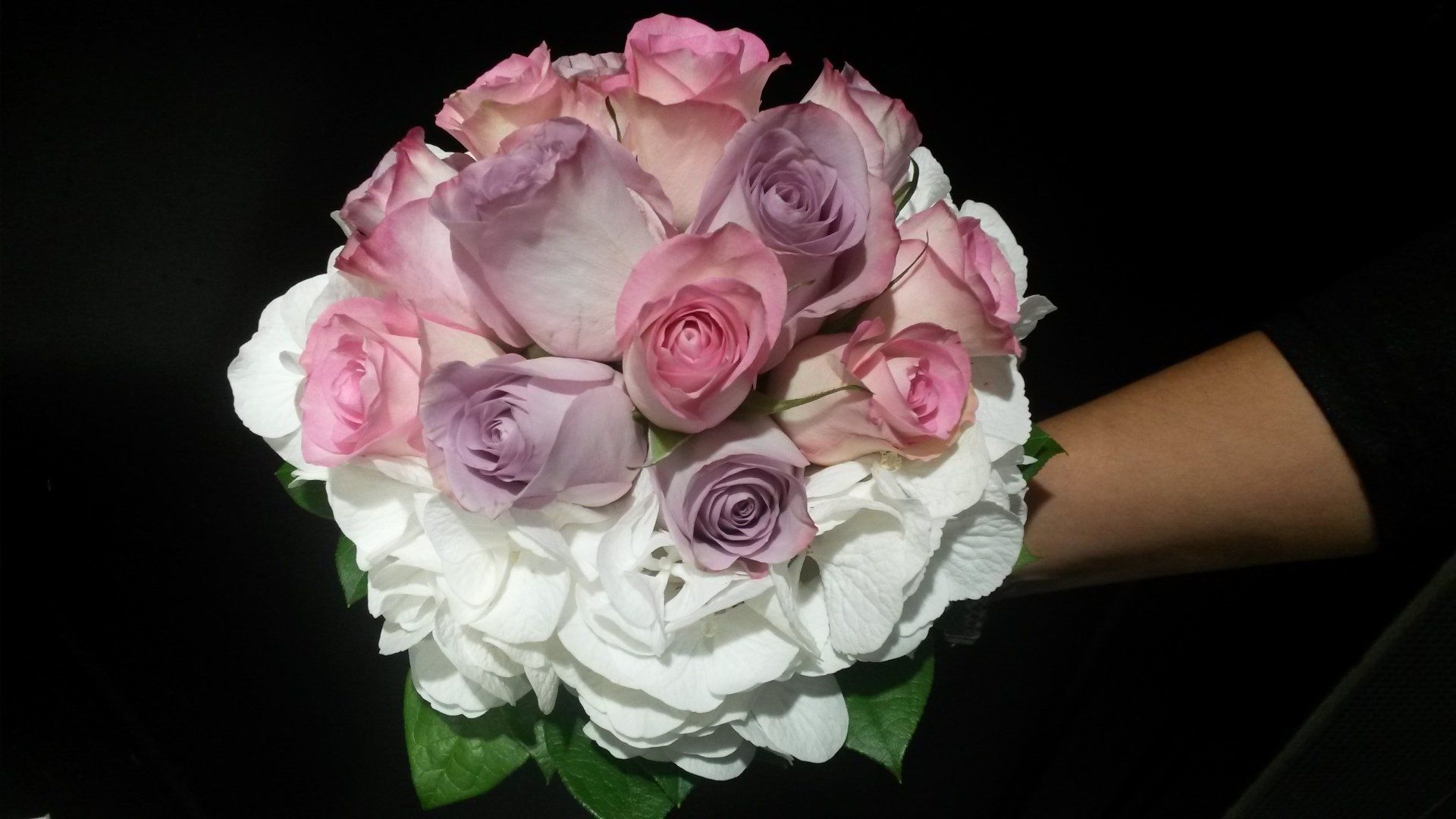 Bouquet de roses roses et violettes et de fleurs blanches 