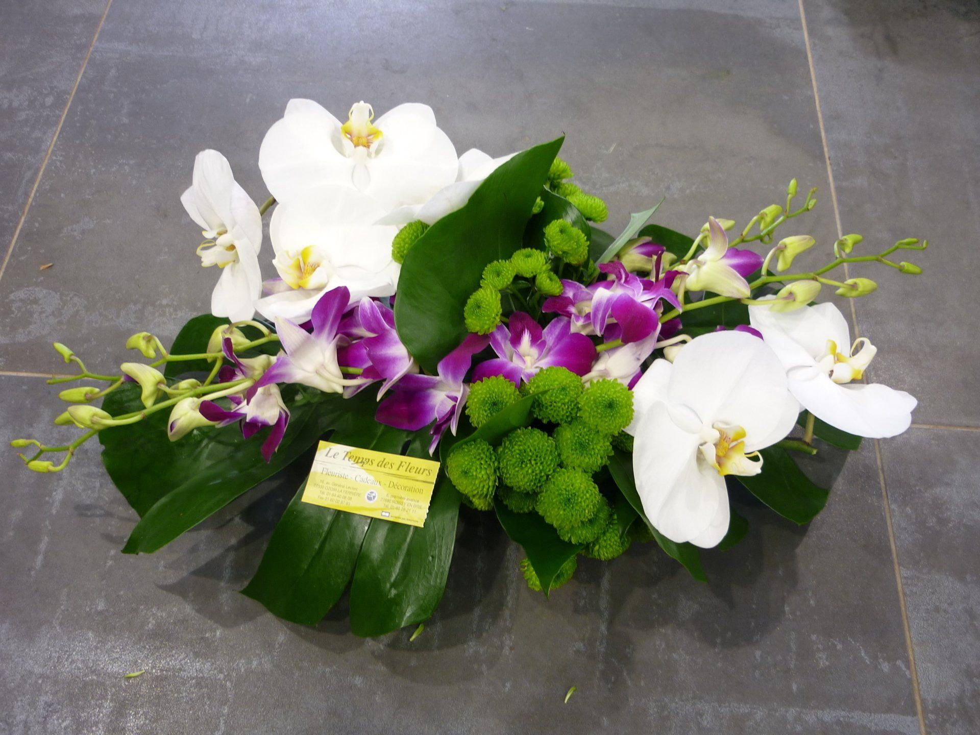 Bouquet de fleurs au sol