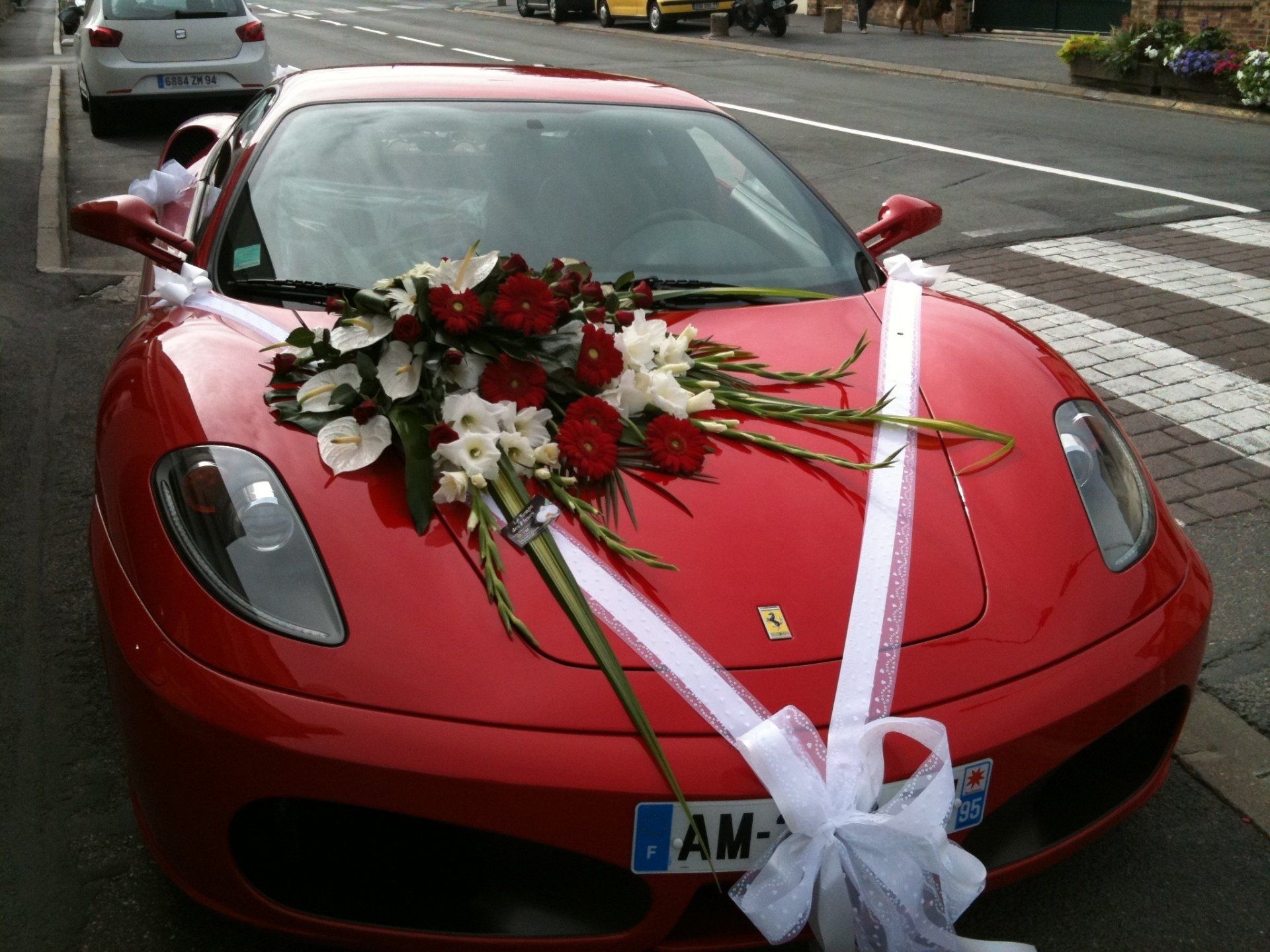 Composition florale sur une ferrari pour un mariage 