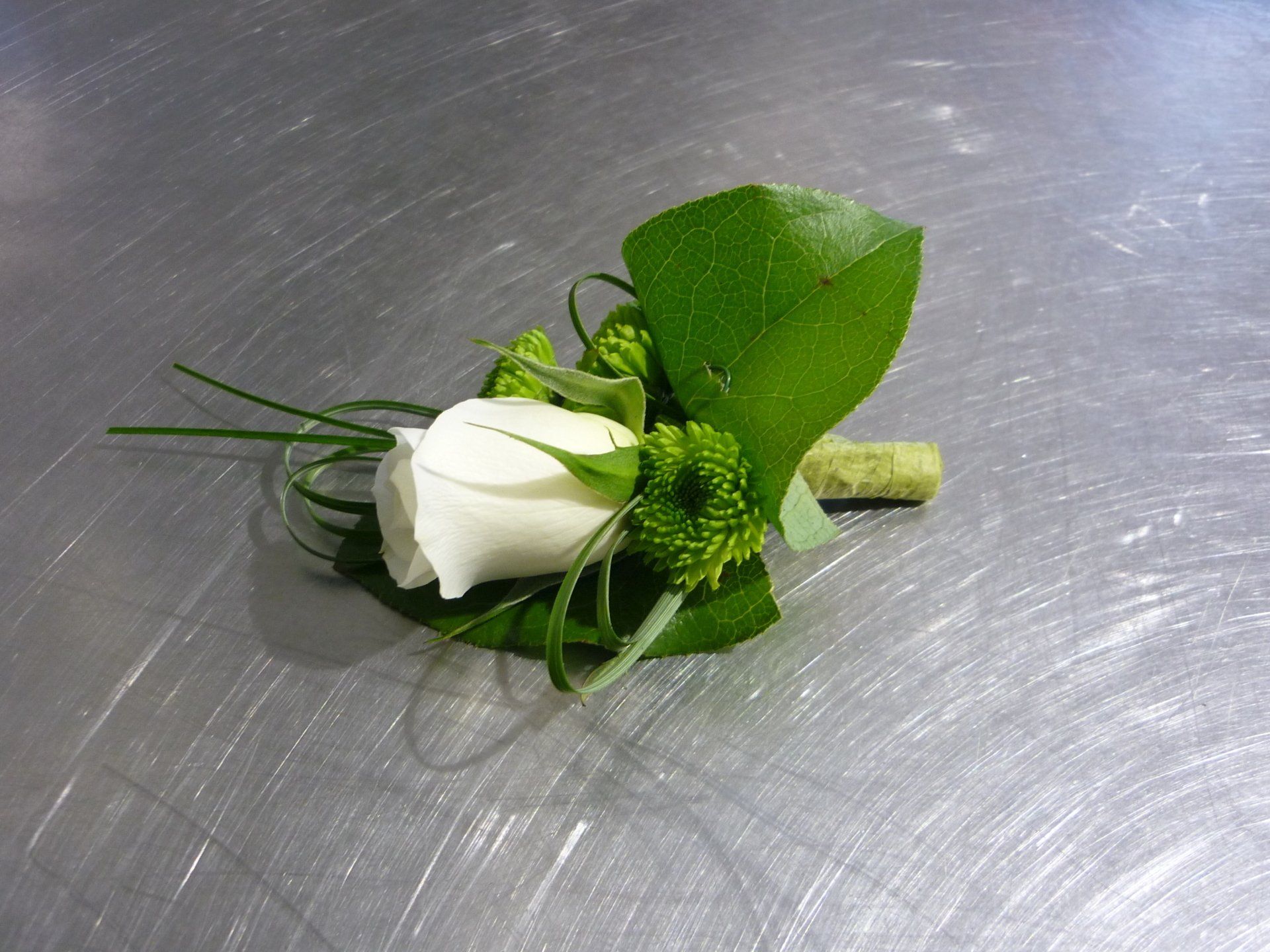 Petit bouquet de fleurs blanches et plantes