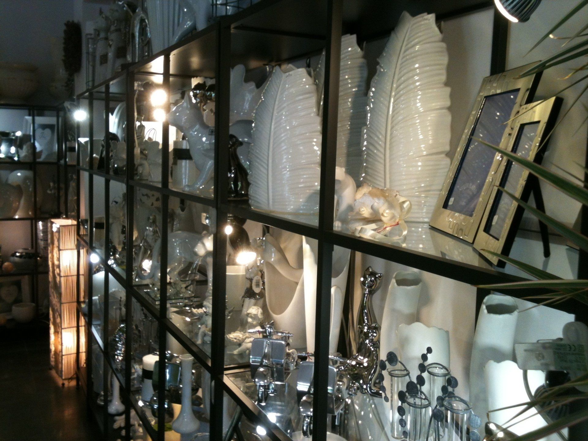 Objets de décoration sur les étagères d'une boutique 