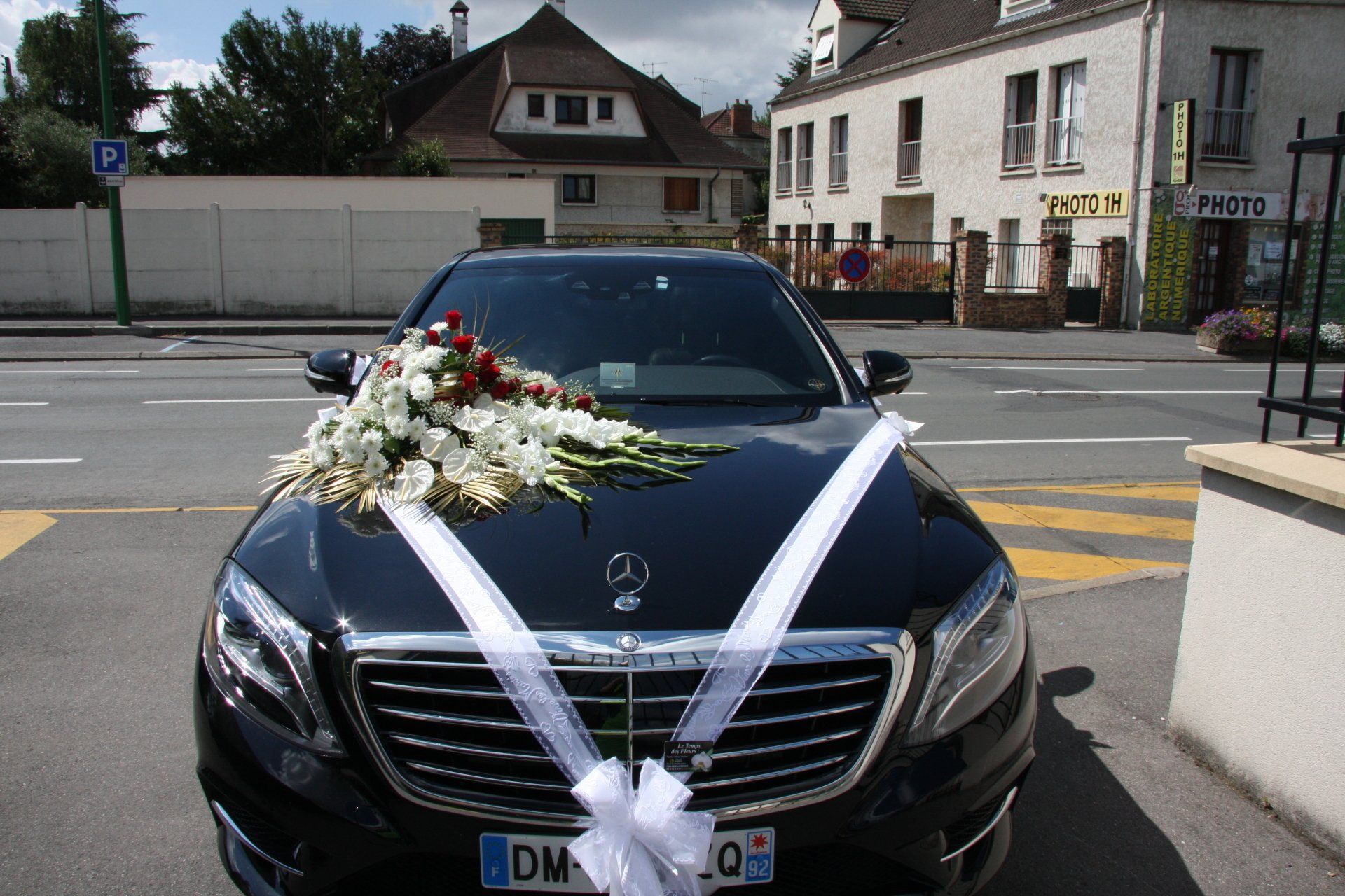 Décoration d'une voiture Mercedes pour un mariage 