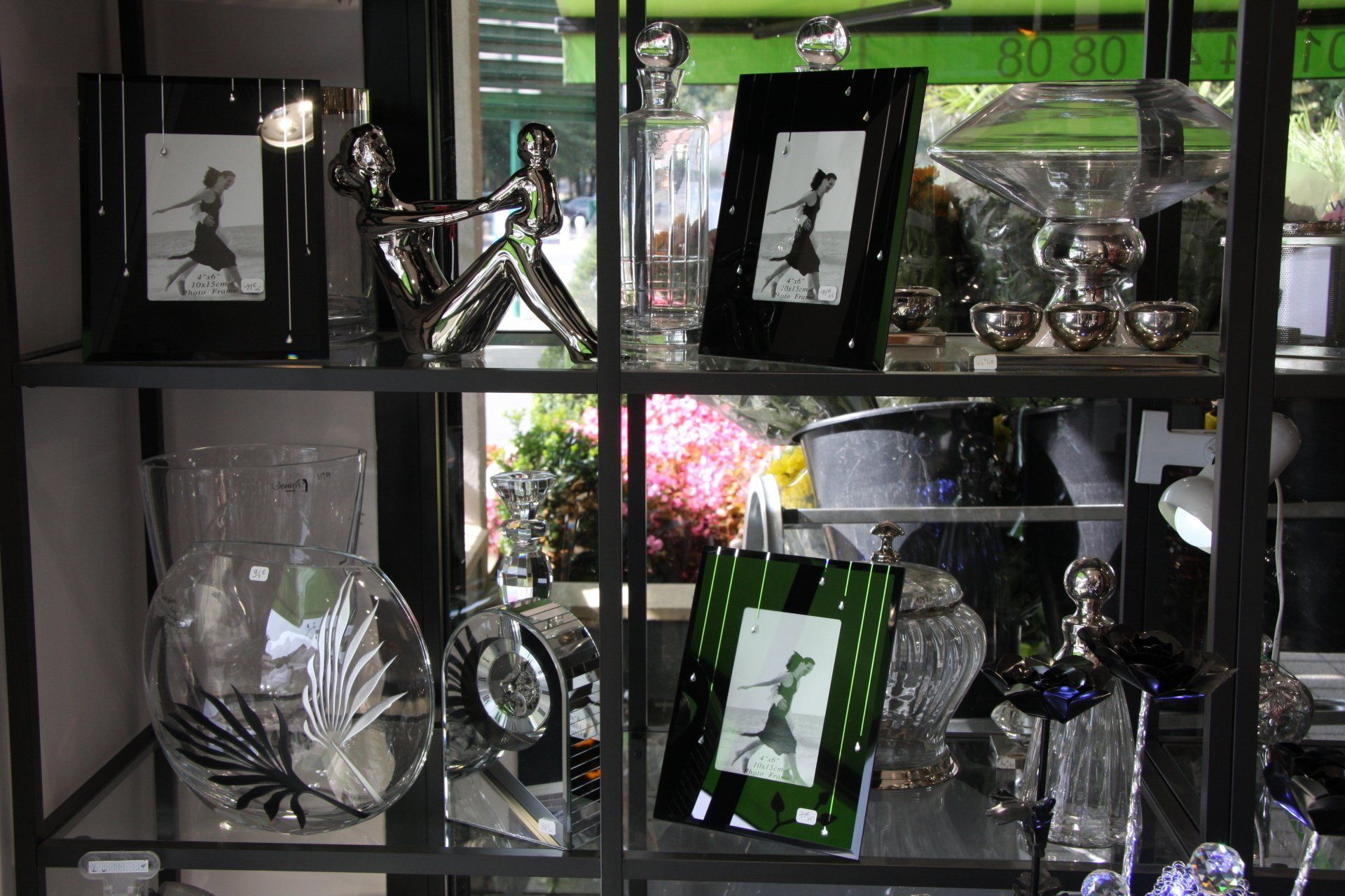 Cadres et objets de décoration sur une étagère 