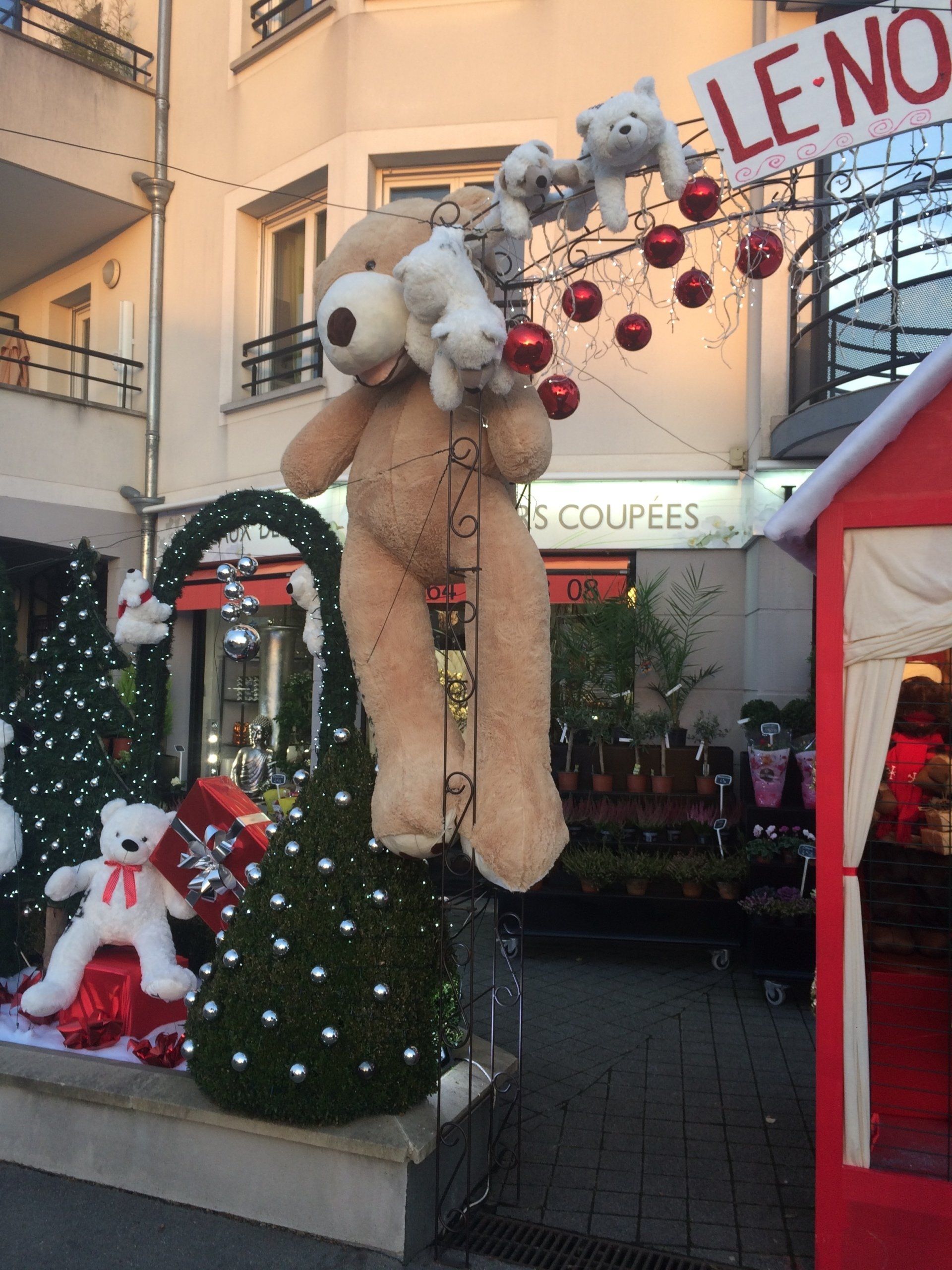 Un ours en peluche en décoration
