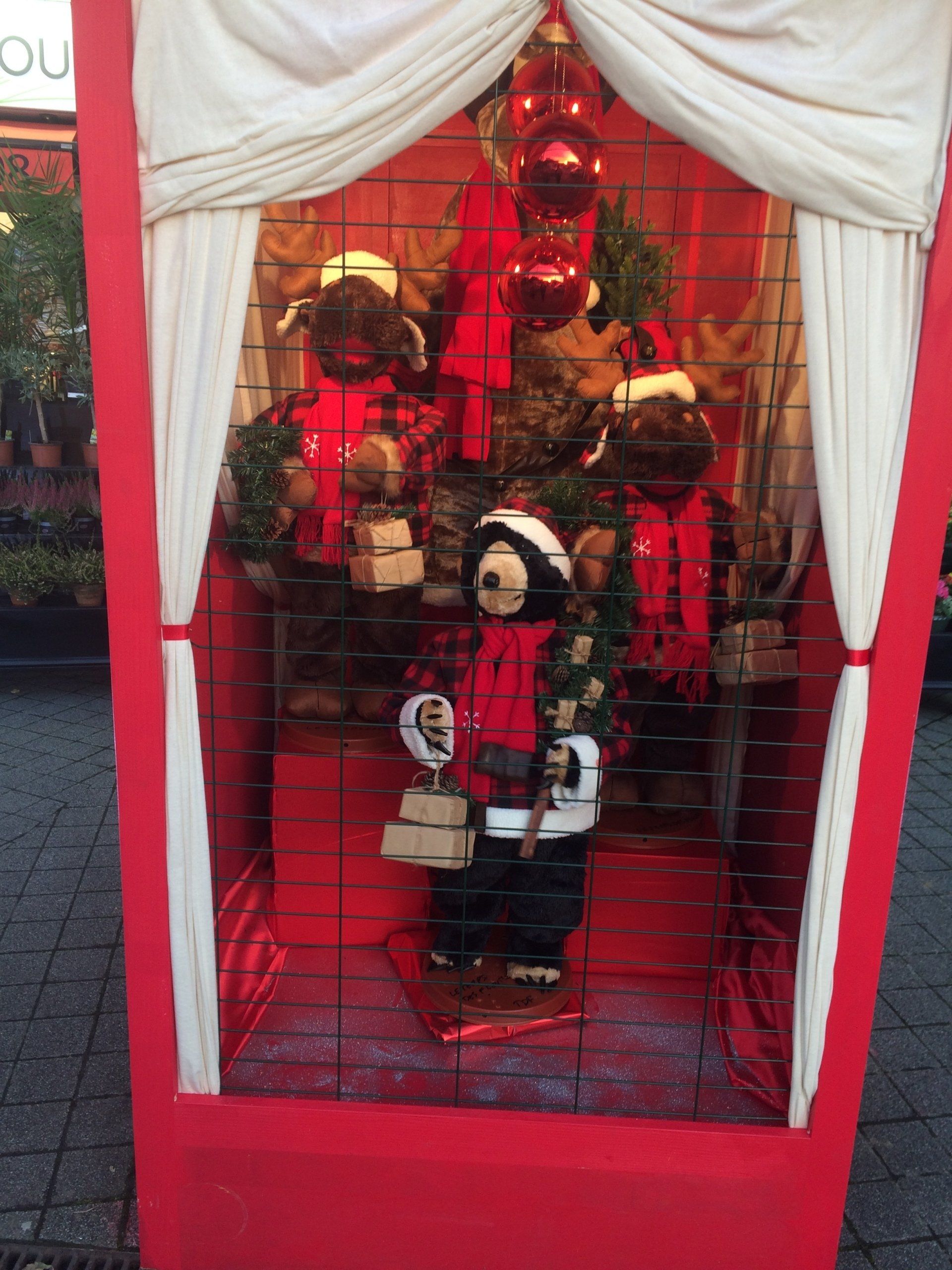 Une boîte rouge avec une décoration de Noël à l'intérieur