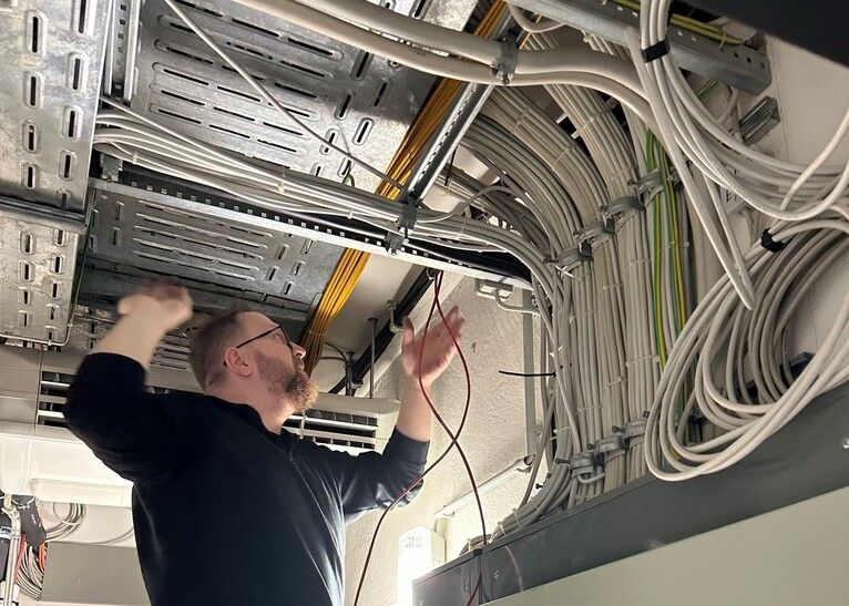 S.C. Elektro UG (haftungsbeschränkt) Person hält Werkzeug für Elektrik