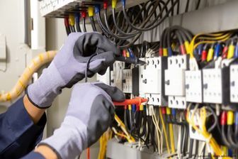 S.C. Elektro UG (haftungsbeschränkt) Person arbeitet an einem Elektrokasten