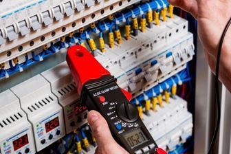 S.C. Elektro UG (haftungsbeschränkt) Person arbeitet an einem Elektronikkasten