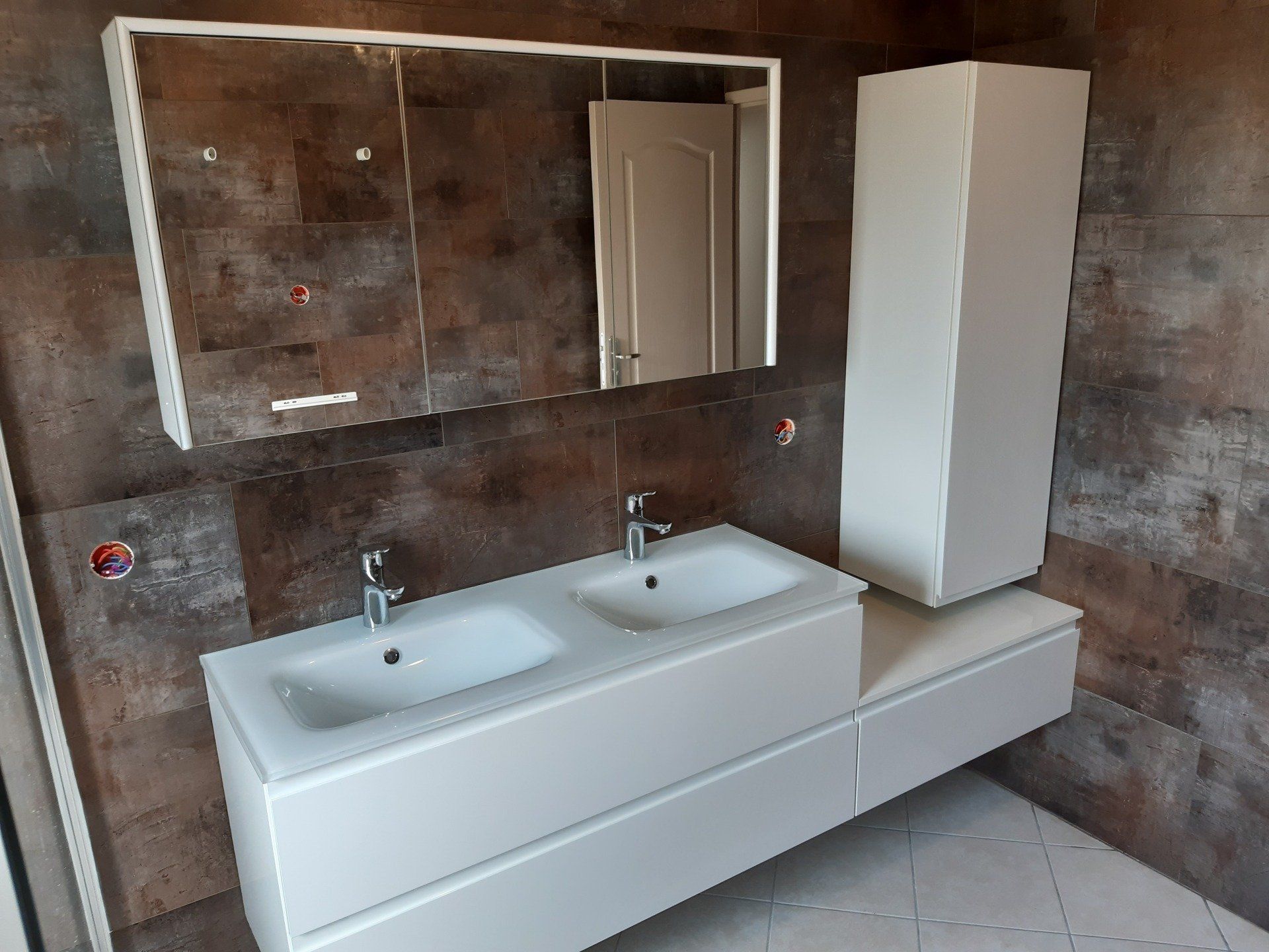 Double vasque avec armoire