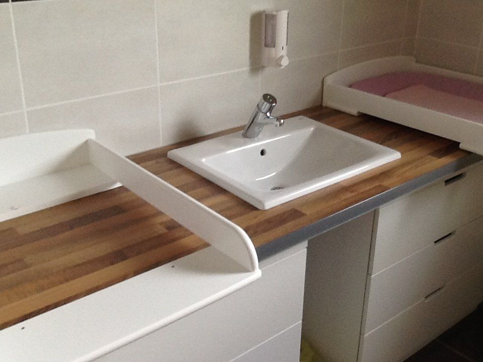 lavabo sur planche en bois
