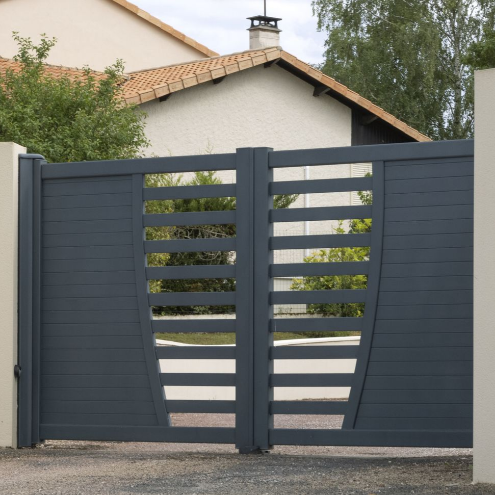 Portail moderne en métal gris avec lattes horizontales devant une maison.
