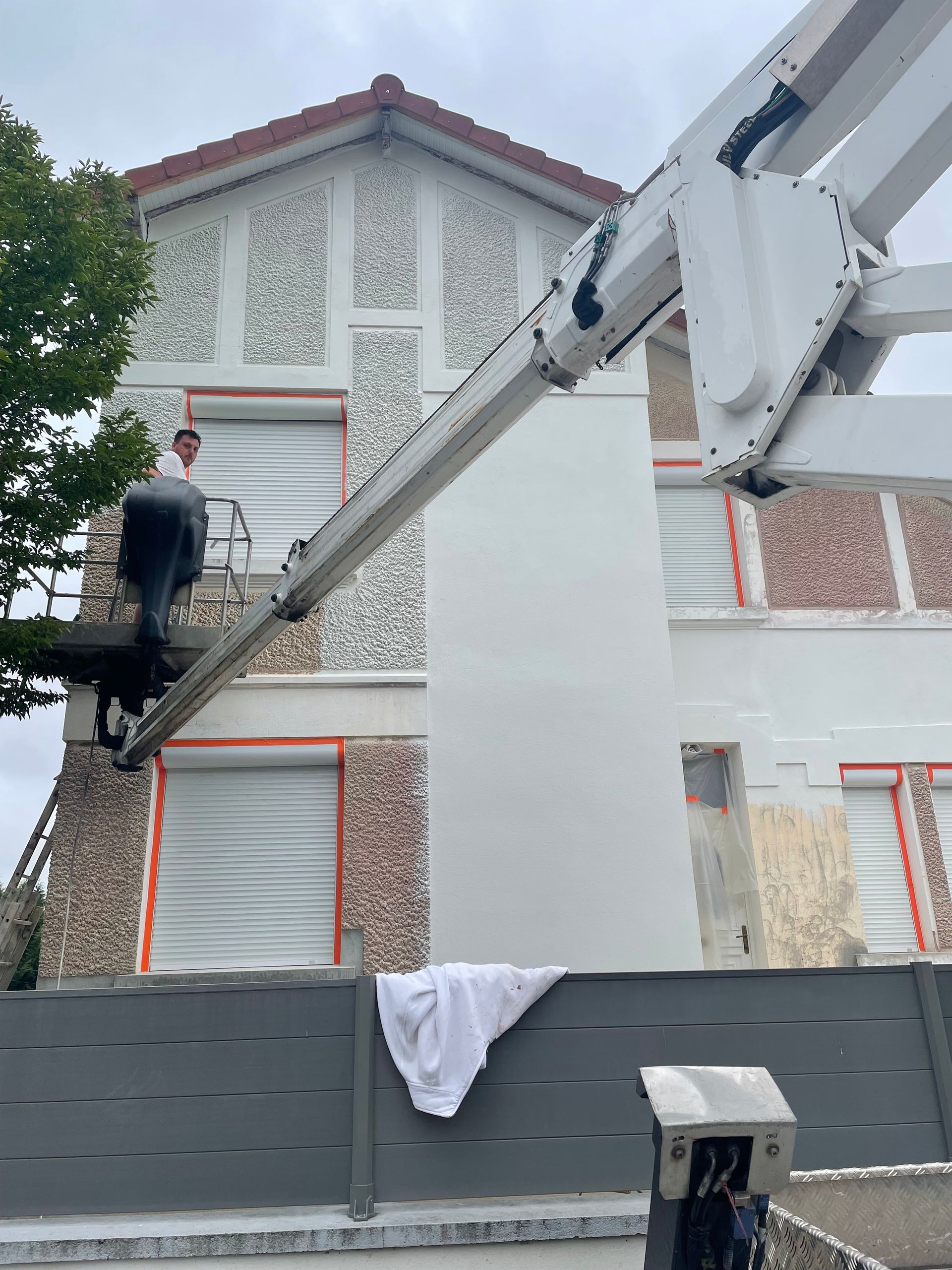 Pose d'enduit sur le tour des fenêtres d'un bâtiment