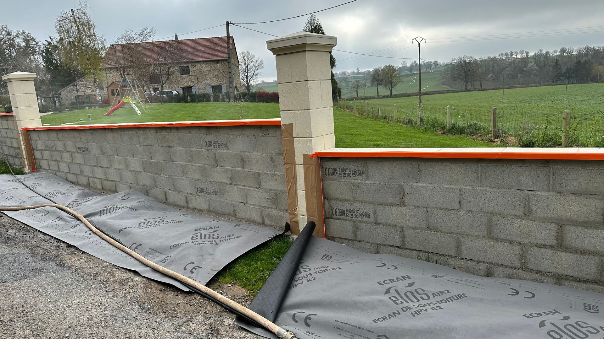 Mur de clôture avant la pose de crépi