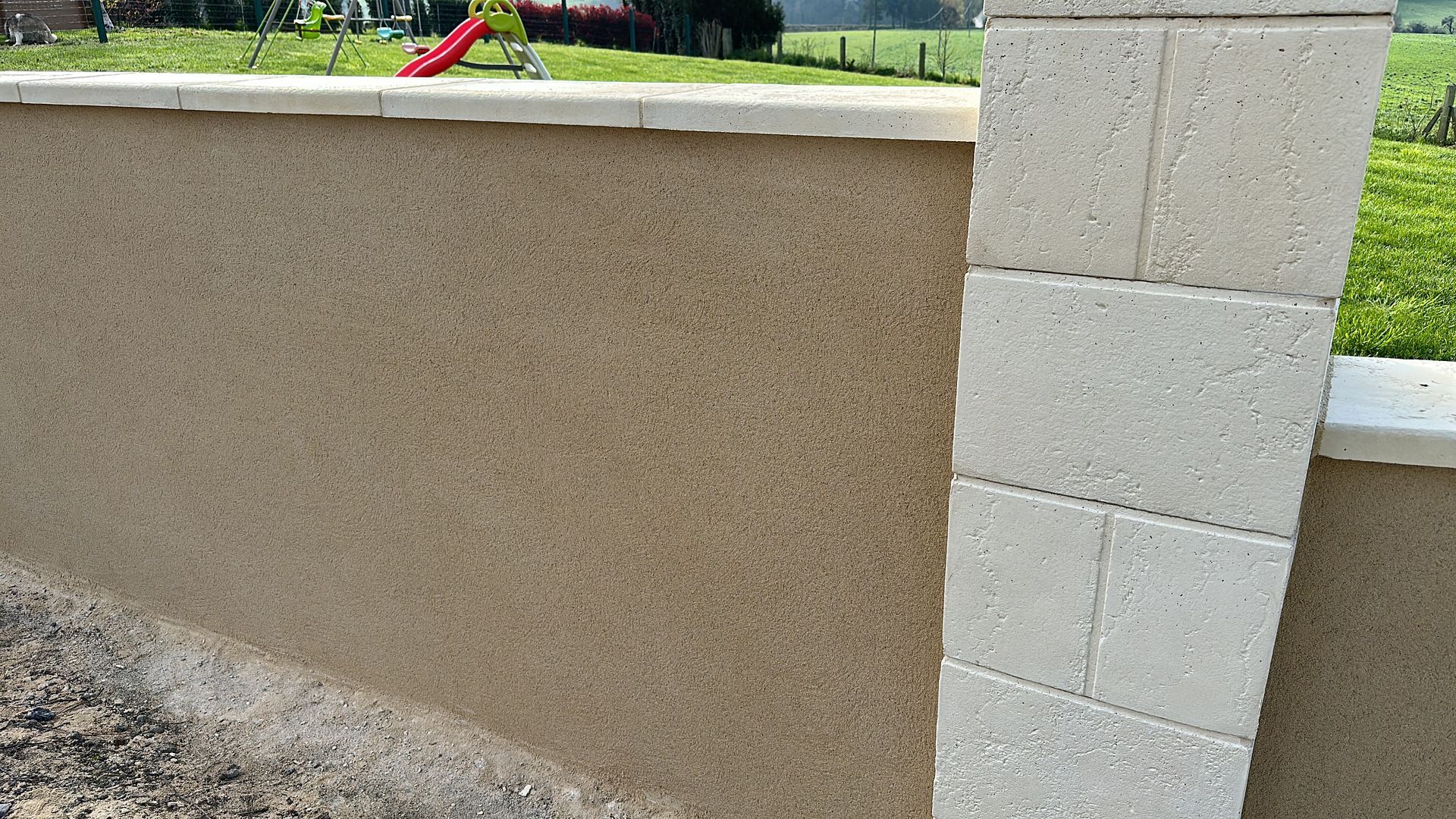 Pose de crépi sur un mur de clôture