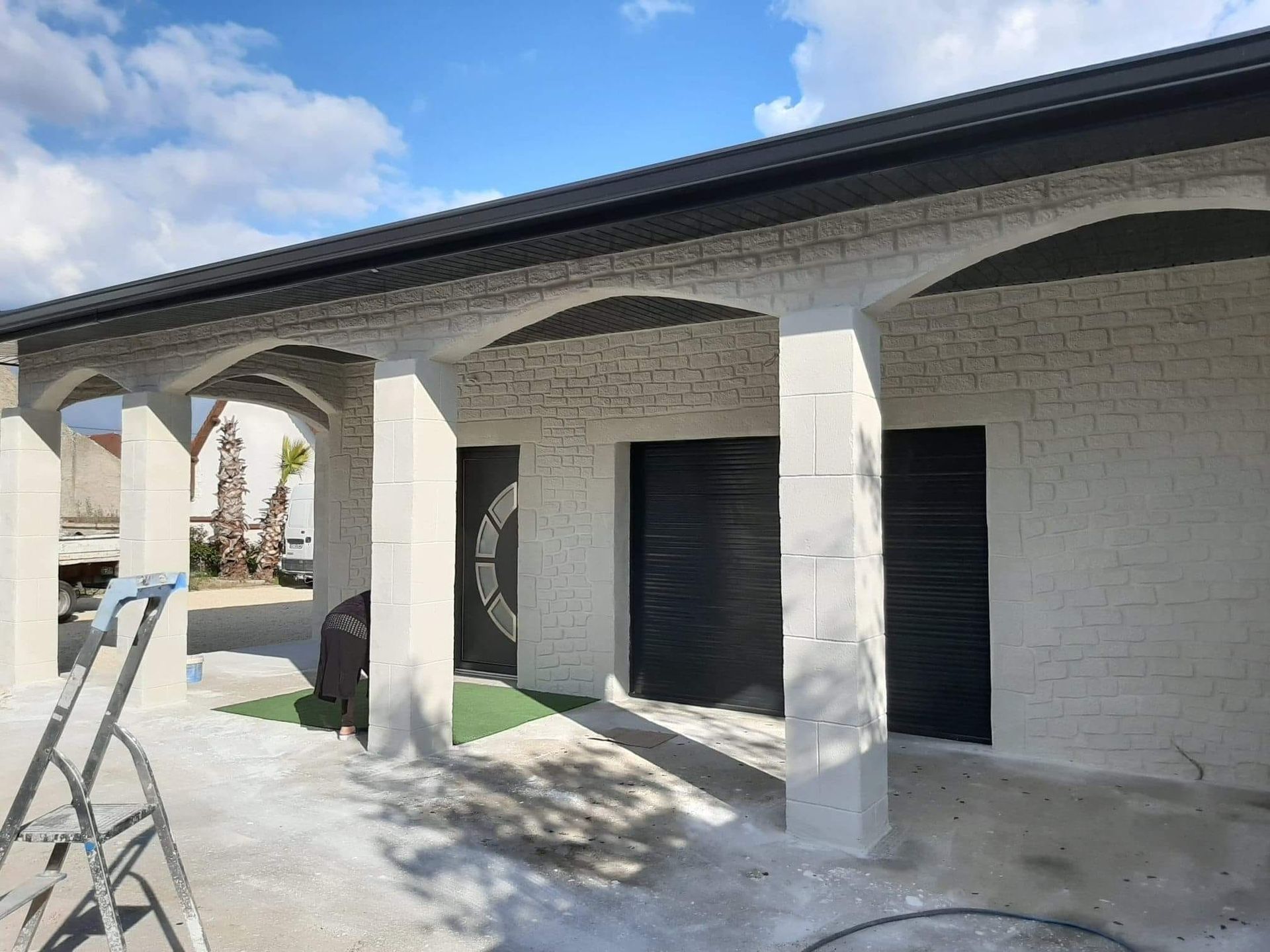 Imitation de pierres sur toute la façade d'une maison