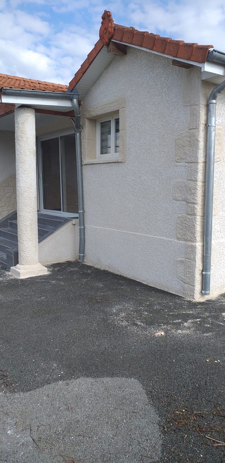 Imitation de pierres sur les angles d'une maison