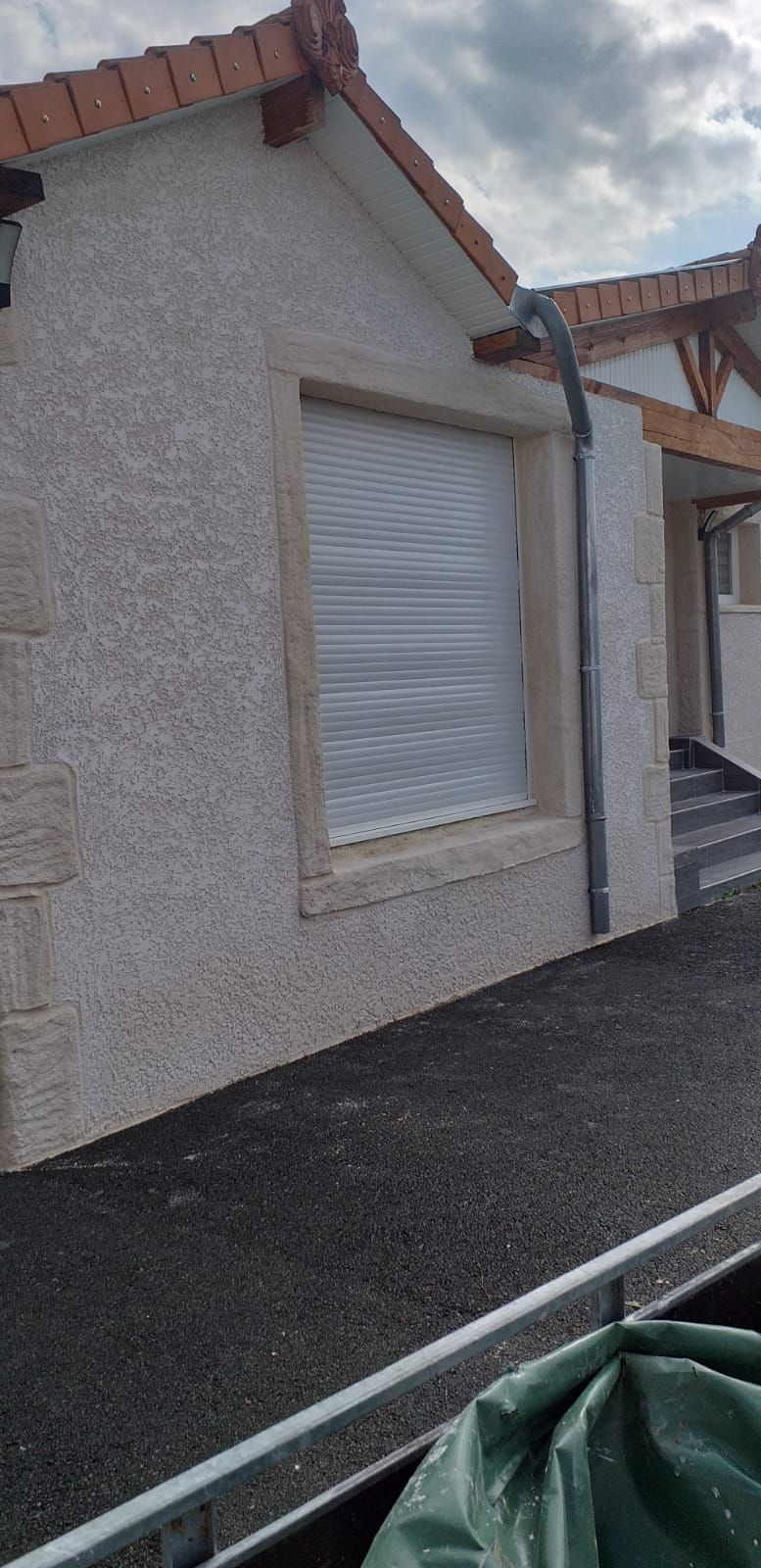 Façade d'une maison avec crépi beige