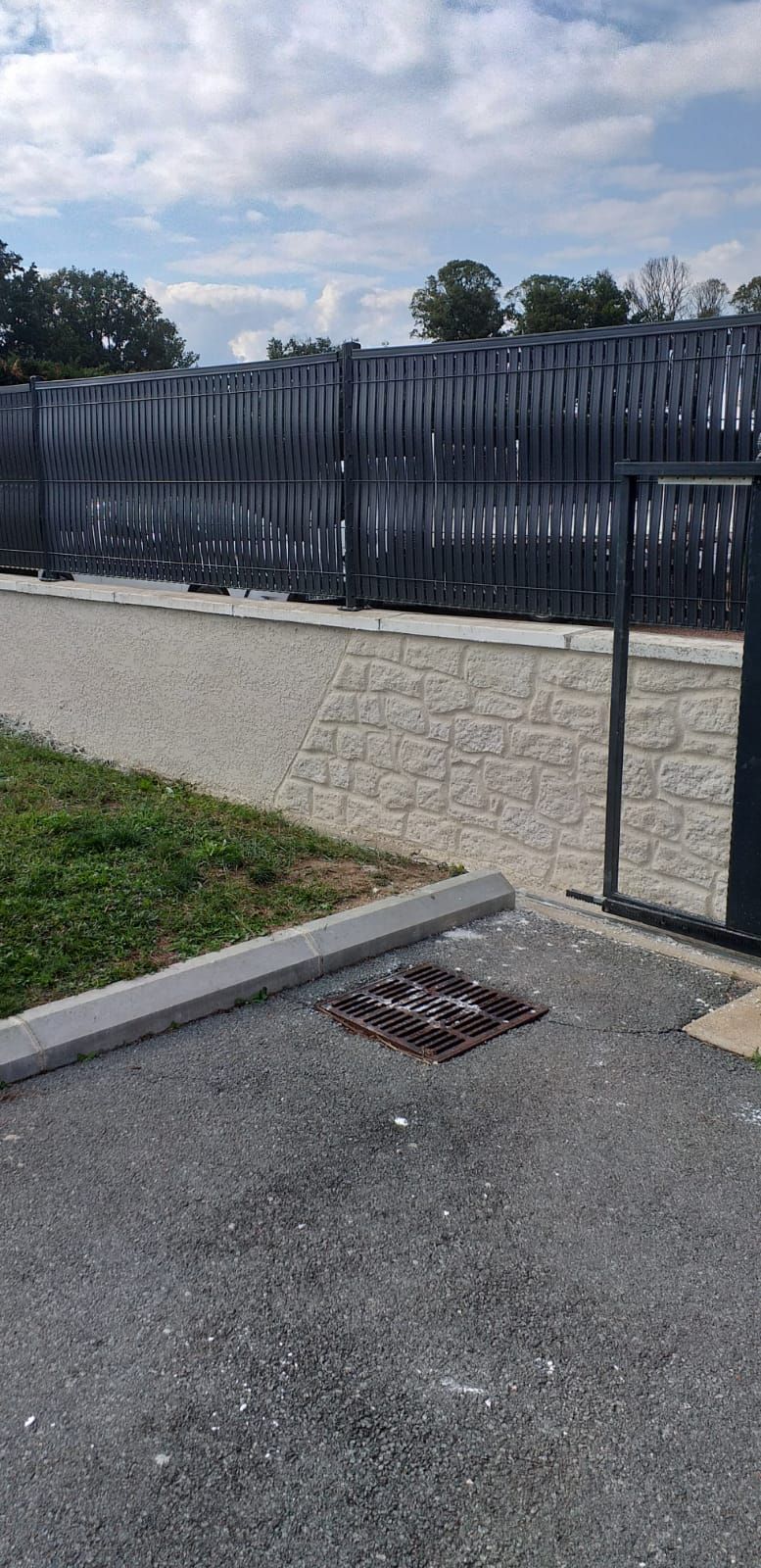 Imitation de pierres sur un mur de clôture