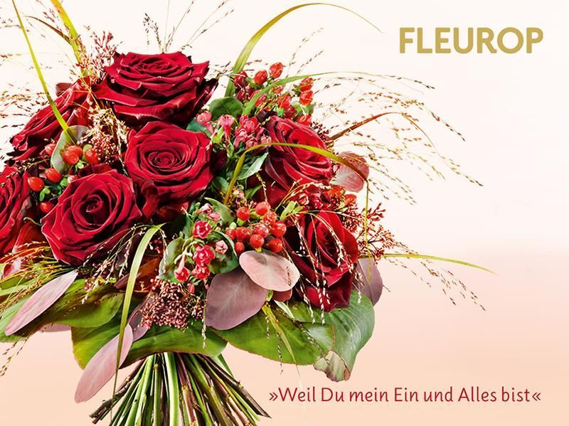 Ein Strauß roter Rosen mit Fleurop auf der Unterseite geschrieben