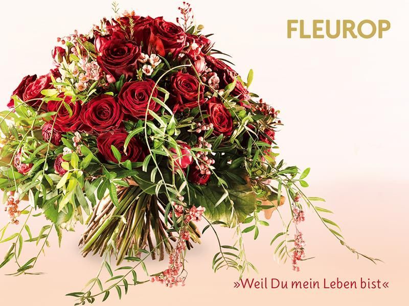 Ein Strauß roter Rosen und Grün mit Fleurop auf der Unterseite geschrieben