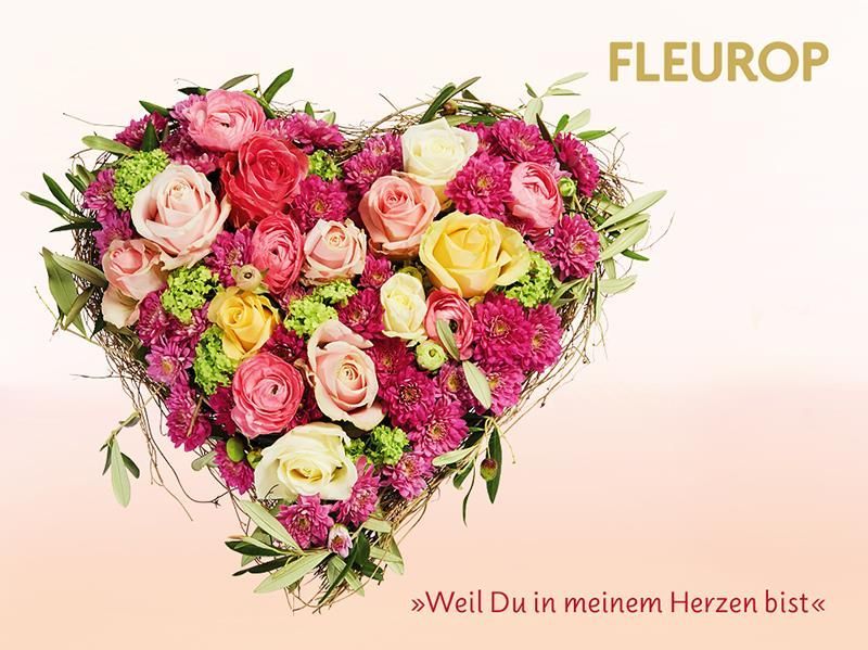 Ein herzförmiges Blumenarrangement mit den Worten Fleurop auf der Unterseite