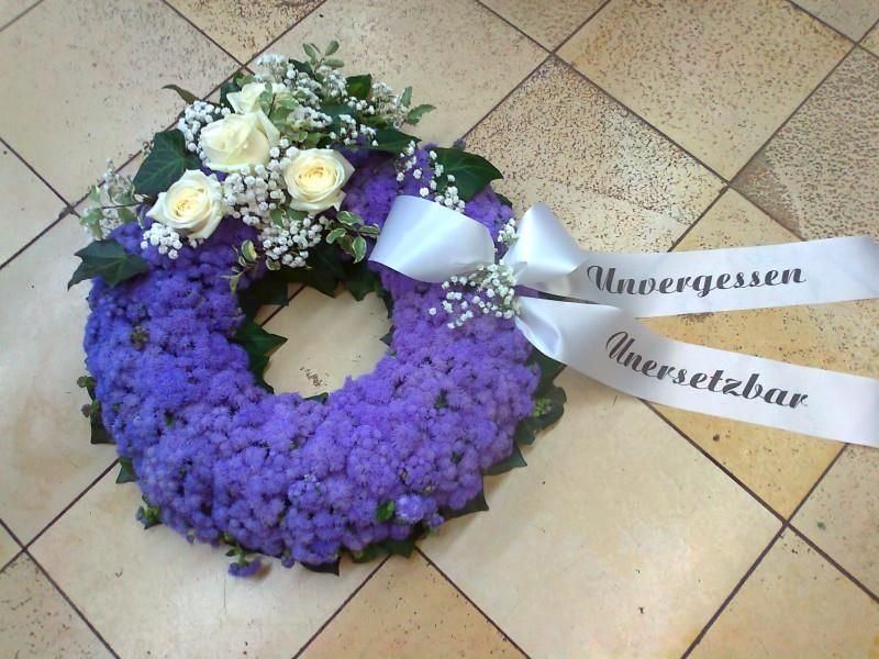 Trauerkranz von Blumen Krumme