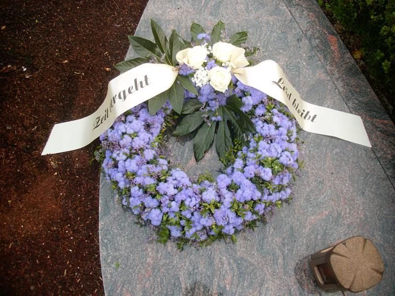 Ein Trauerkranz von Blumen Krumme