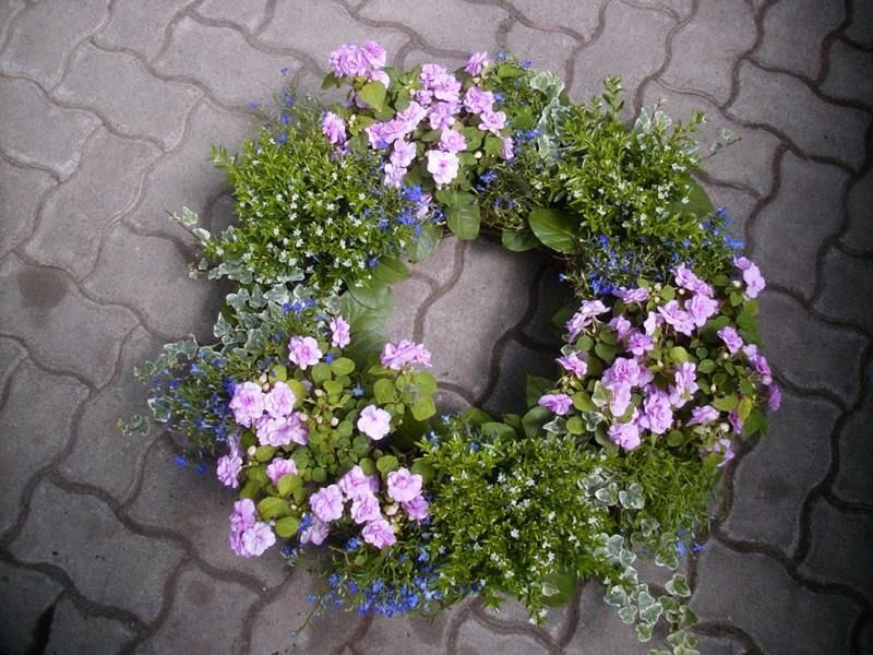 Trauerkranz von Blumen Krumme