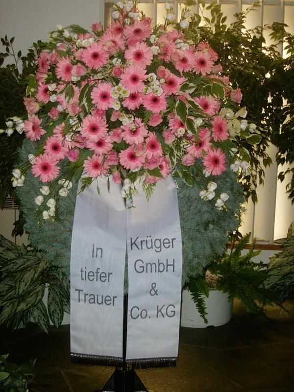 Trauerkranz mit Schleifen von Blumen Krumme