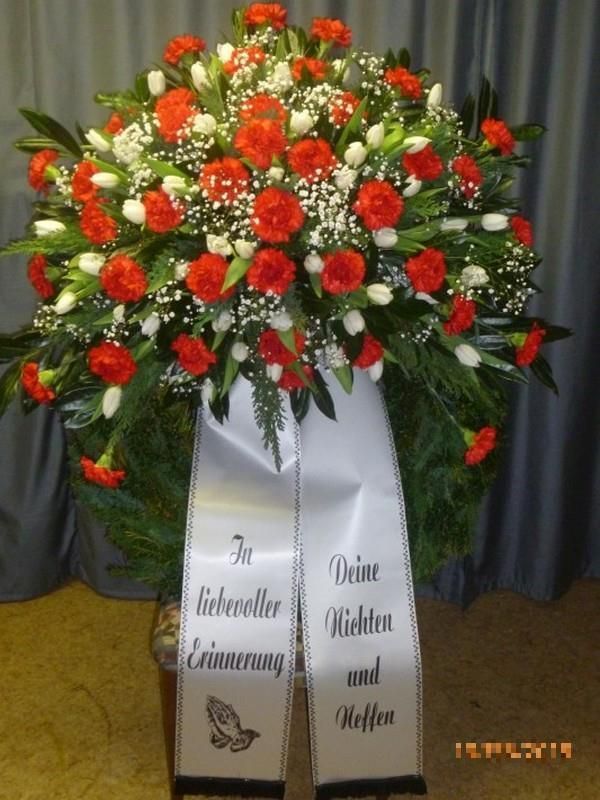 Trauerkranz mit Schleifen von Blumen Krumme