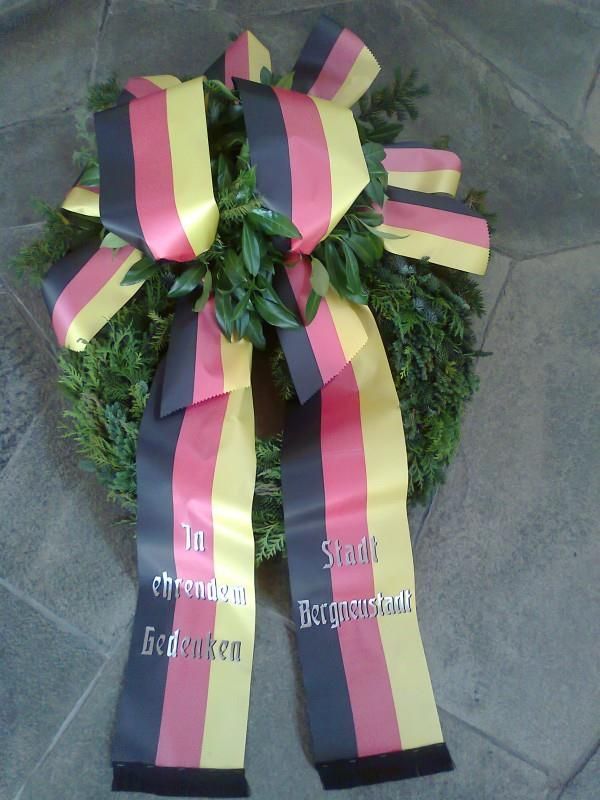 Trauerkranz mit Schleifen von Blumen Krumme