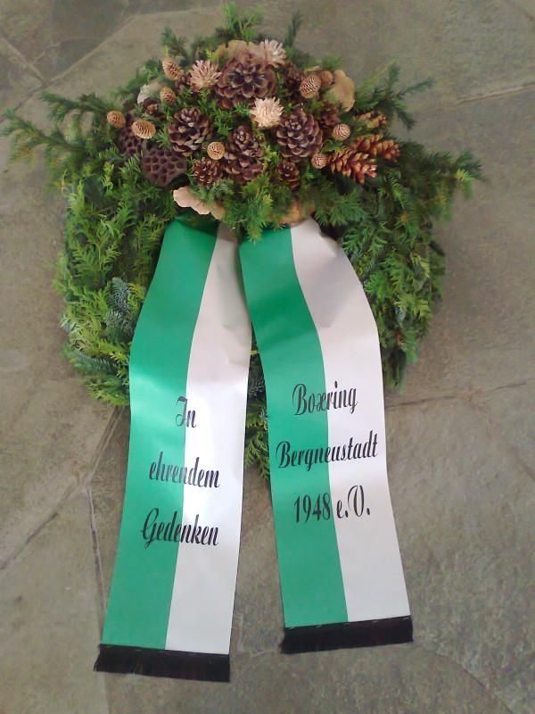 Trauerkranz mit Schleifen von Blumen Krumme