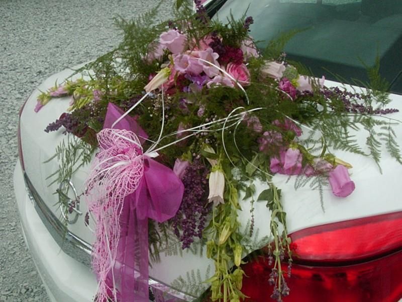Blummenarrangement auf dem Kofferraum