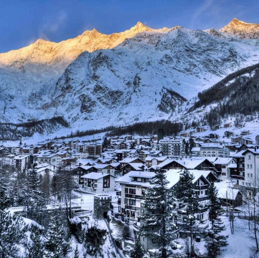 Une ville enneigée avec des montagnes en arrière-plan