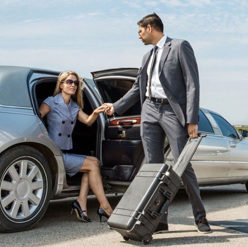 Un petit avion est garé devant une montagne