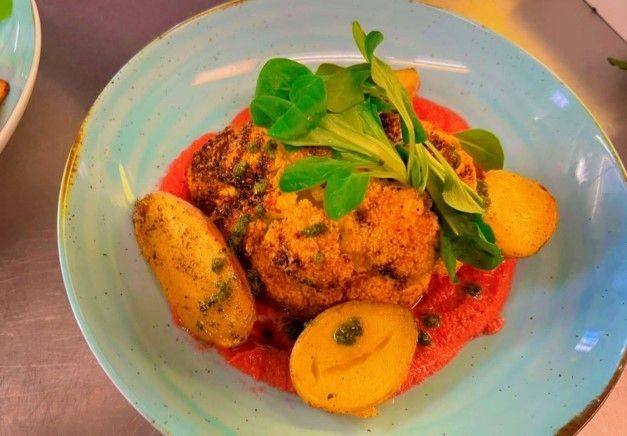 Ein Teller mit Kartoffeln und Gemüse auf einem Tisch. Foto vom Restaurant Café Papiermühle