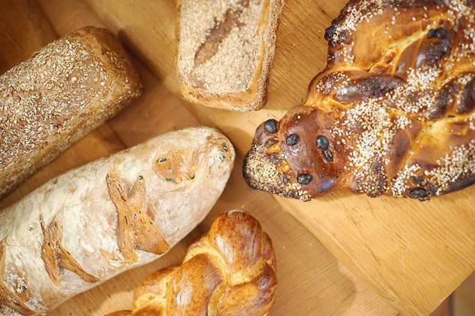 Es gibt viele verschiedene Brotsorten auf dem Tisch. Foto vom Restaurant Café Papiermühle