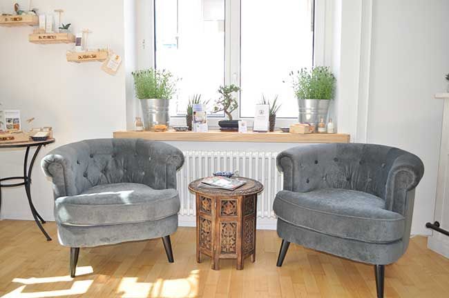 Zwei Sessel in der Praxis von L'ART NATUREL